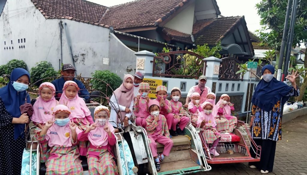 Read more about the article Ajarkan Siswa Peduli Sesama, RA Ulul Albab Rutinkan Kegiatan Jumat Beramal