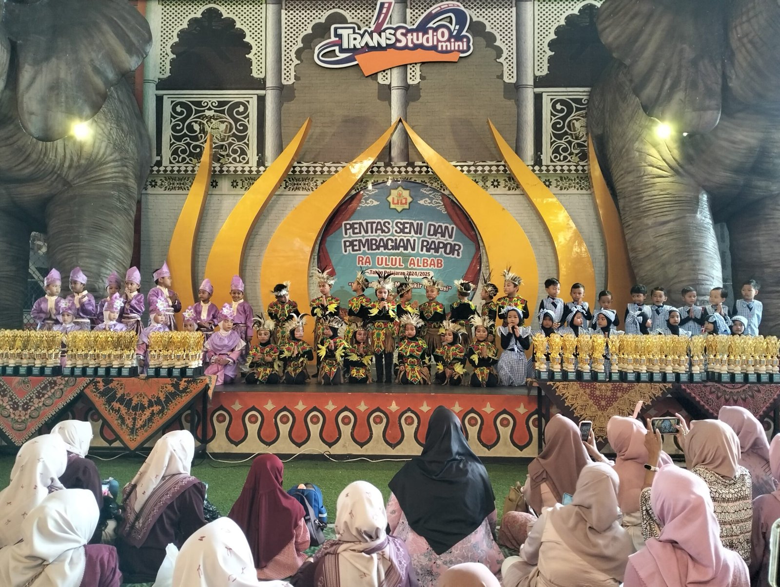 Read more about the article Pentas Seni dan Pembagian Rapor RA Ulul Albab Tahun Pelajaran 2024/2025