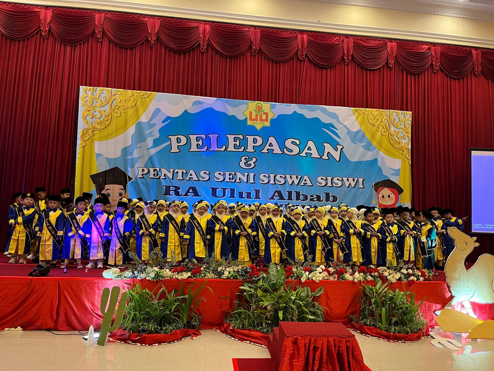 Read more about the article Pelepasan dan Pentas Seni Ke-17 RA Ulul Albab Tahun Ajaran 2024/2025: “Kreasi Anak Sholih Meraih Bintang Surga”