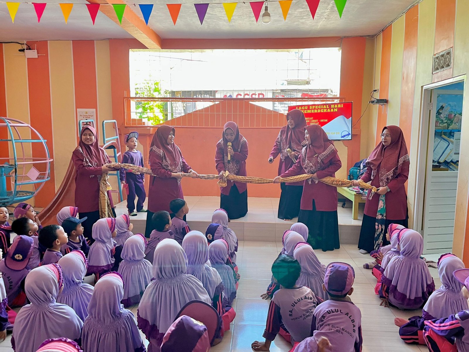 Read more about the article Keseruan Lomba Tarik Sewek di RA Ulul Albab Warnai Peringatan HUT RI ke-80