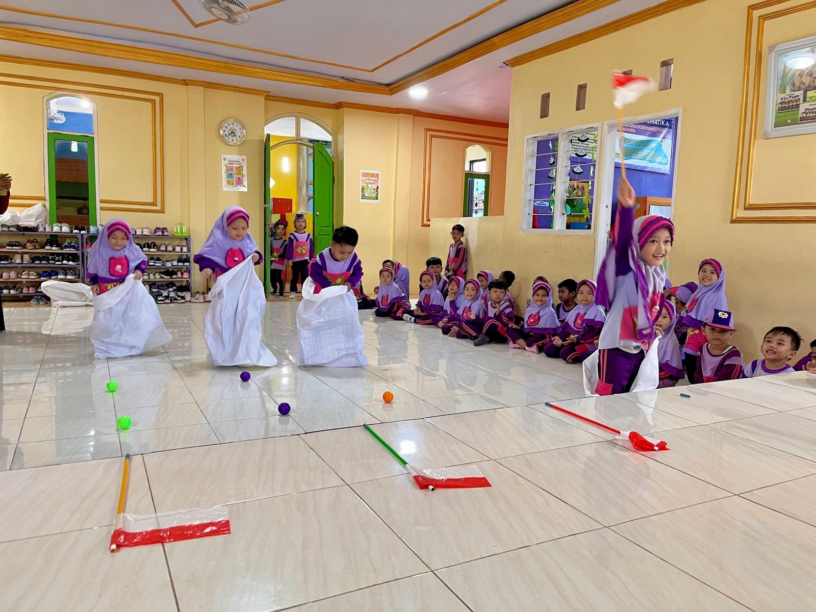 Read more about the article RA Ulul Albab Gelar Lomba Balap Karung Bola Merdeka Meriahkan HUT RI ke-80