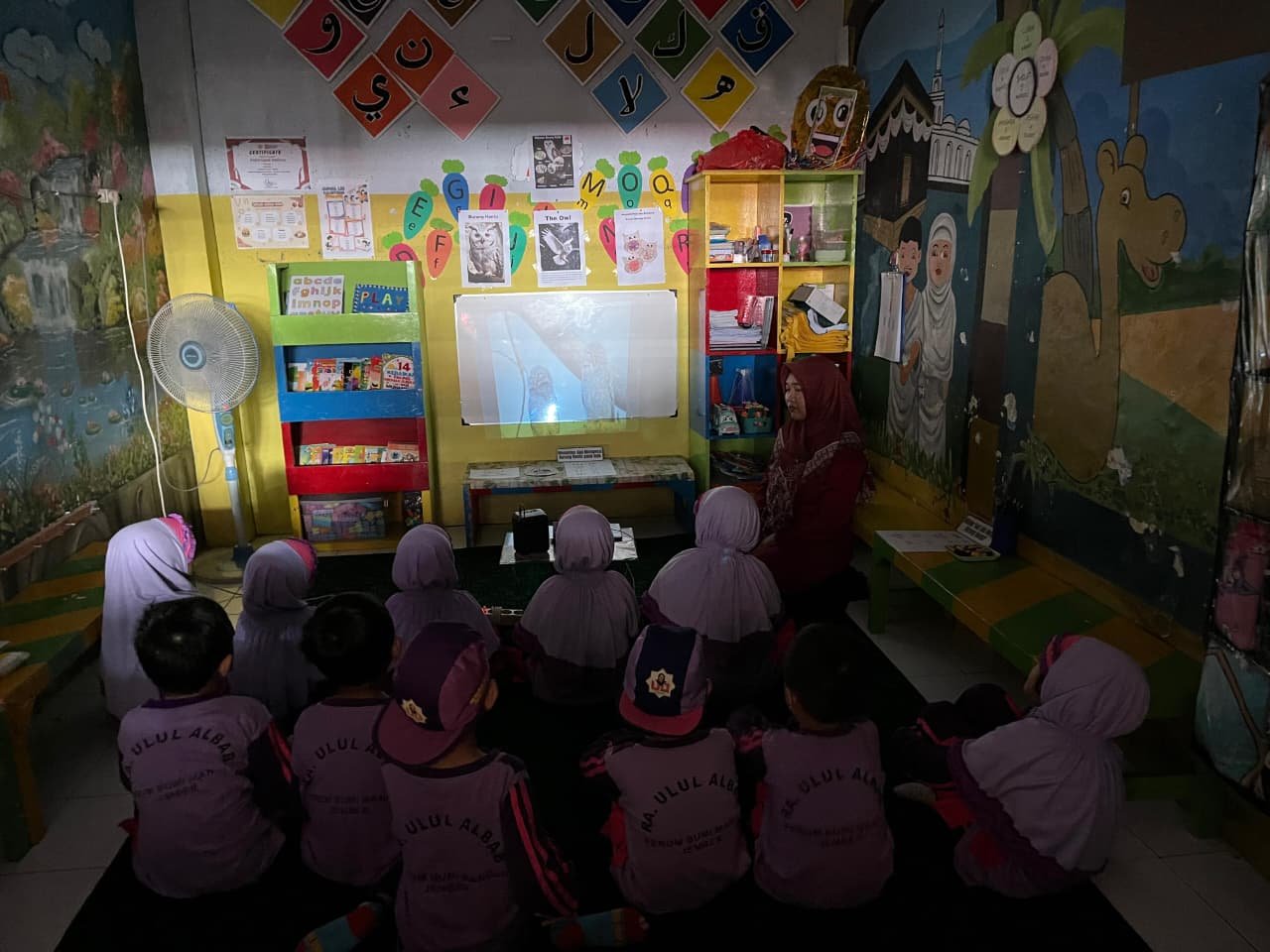 Read more about the article Pemanfaatan Teknologi Informasi Dalam Pembelajaran – Tingkatkan Pemahaman Siswa  Melalui Media Proyektor