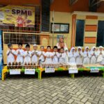 Sedekah Ramadhan RA Ulul Albab: Anak-Anak Tebar Kebaikan dengan Bagi-Bagi Takjil